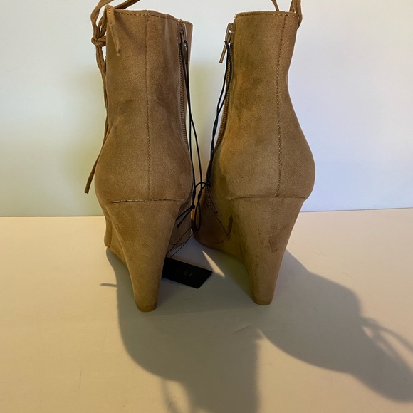 ๐๏ธ๐๏ธ๐๏ธ Forever 21 Beige Boots/Wedge/High/Shoes sz 5, NWT - Picture 2 of 6